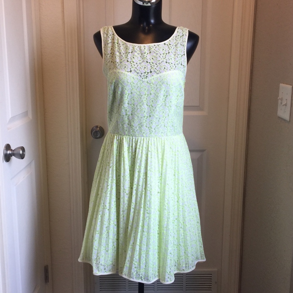 SALE Betsey Johnson V back dress - Picture 2 of 7